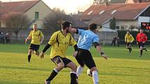 Fotbalové okresní derby I.B třídy vyhrála Sokoleč (v modrém), doma porazila Pátek jasně 5:2.