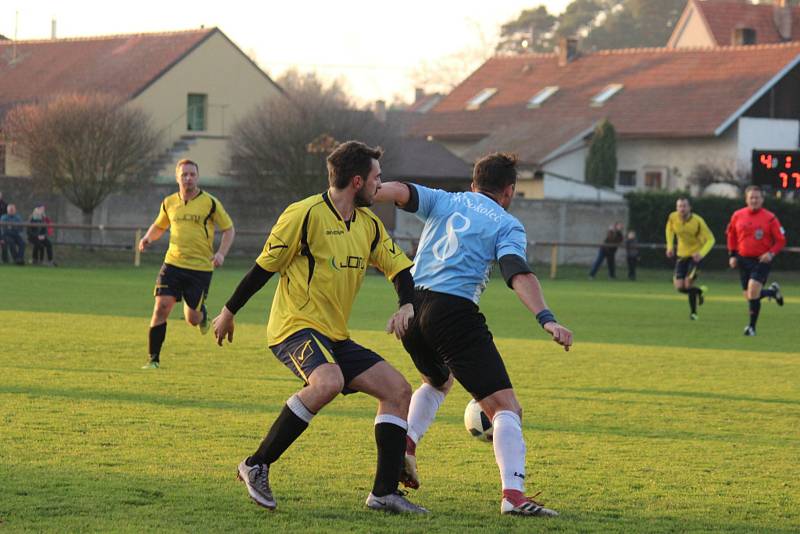 Fotbalové okresní derby I.B třídy vyhrála Sokoleč (v modrém), doma porazila Pátek jasně 5:2.