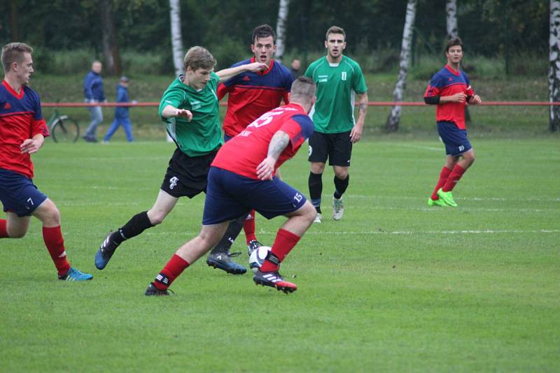 Fotbalisté Městce Králové porazili v souboji o první příčku tabulky okresního přeboru Rožďalovice 3:1.