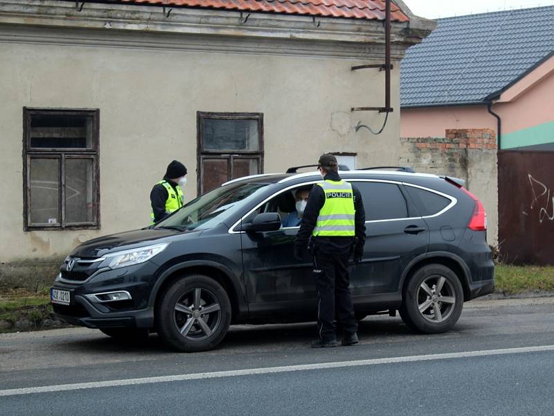 Kontrola Policie ČR na hranici okresu Nymburk.