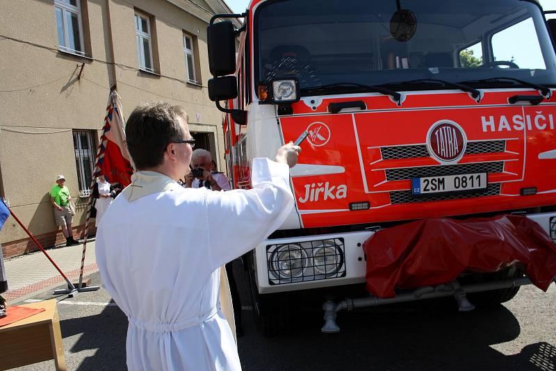 Hasiči v Sadské oficiálně dostali nové zásahové vozidlo.