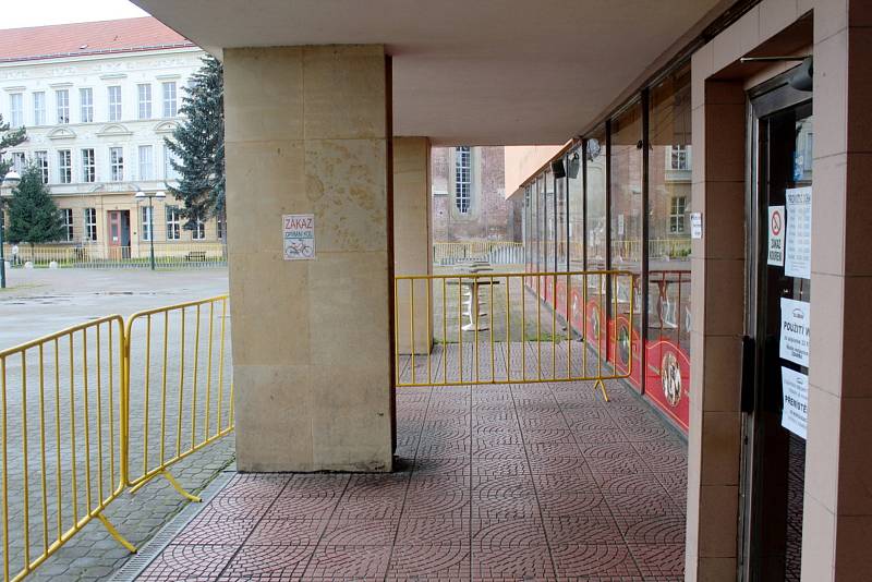 Žluté kovové hrazení ze všech stran znemožňuje od úterý přístup na terasu u Elišky v centru Nymburka. Místo, kterým denně procházely stovky lidí, je nutné obcházet.