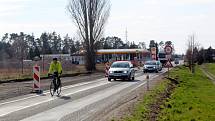 Doprava v blízkosti křižovatky mezi Poděbrady, Přední Lhotou a Pískovou Lhotou v době její přestavby na oválný kruhový objezd.