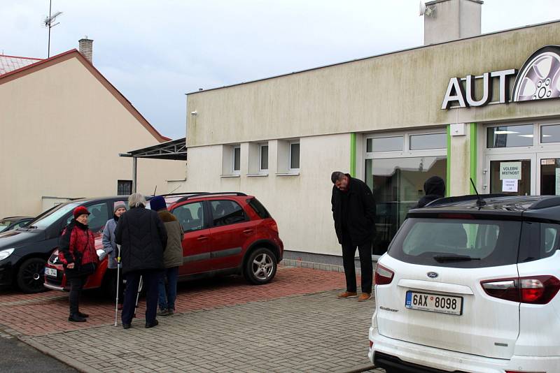 Mezi prvními byli hlavně senioři, ale přišli i zástupci střední generace a jeden mladší pár.