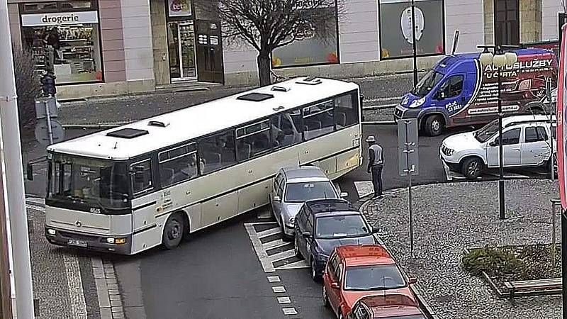 Špatně zaparkované auto v centru způsobilo komplikace dalším řidičům.