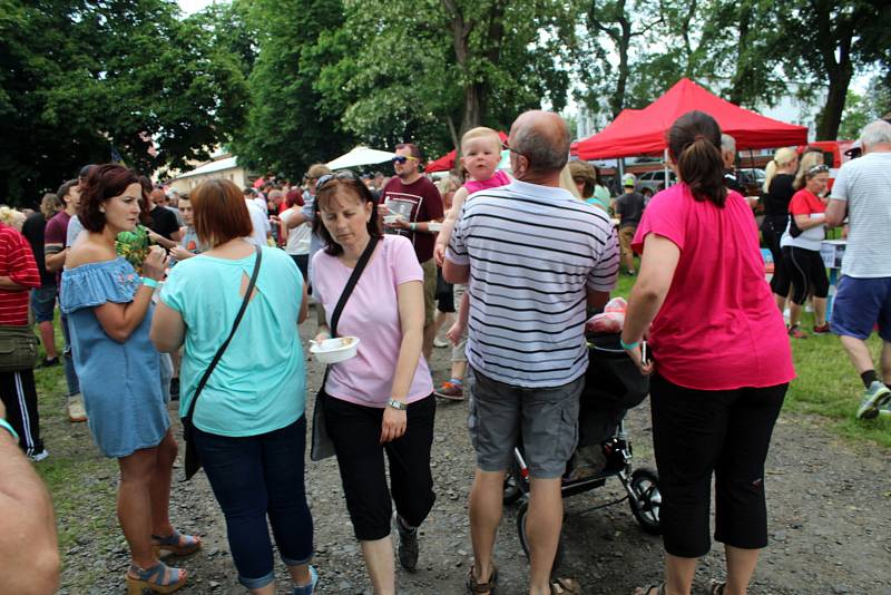 Další ročník akce Městecký gulášek se v sobotu 1. června uskutečnil na zahradě kulturního domu v Městci Králové.
