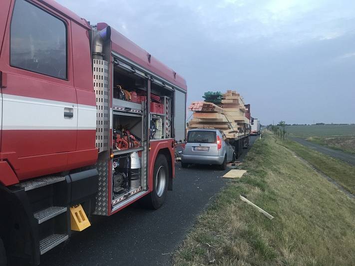 Tragická dopravní nehoda uzavřela obchvat Nymburka.