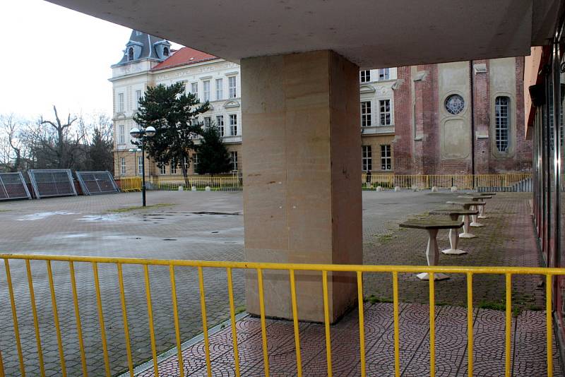 Žluté kovové hrazení ze všech stran znemožňuje od úterý přístup na terasu u Elišky v centru Nymburka. Místo, kterým denně procházely stovky lidí, je nutné obcházet.