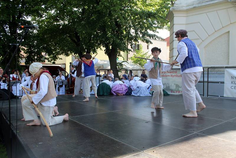 Folklorní festival se letos uskutečnil pod vodárenskou věží v Nymburce.