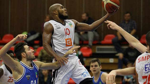 Z basketbalového utkání nejvyšší soutěže mužů Nymburk - USK Praha (83:67)