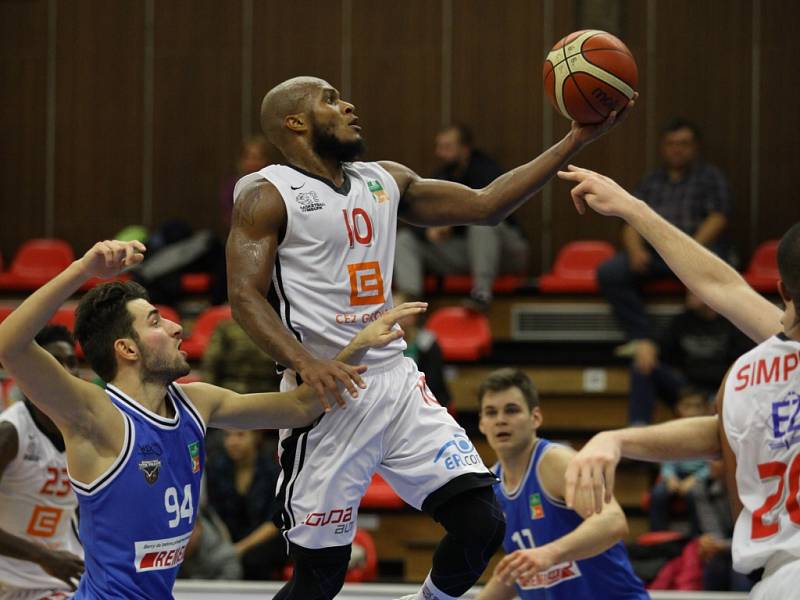 Z basketbalového utkání nejvyšší soutěže mužů Nymburk - USK Praha (83:67)