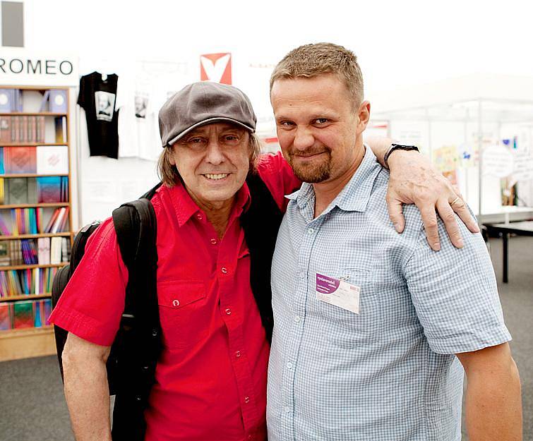 Autor Knihy plné lásky s Borisem Hybnerem na veletrhu Svět knihy 2011. 