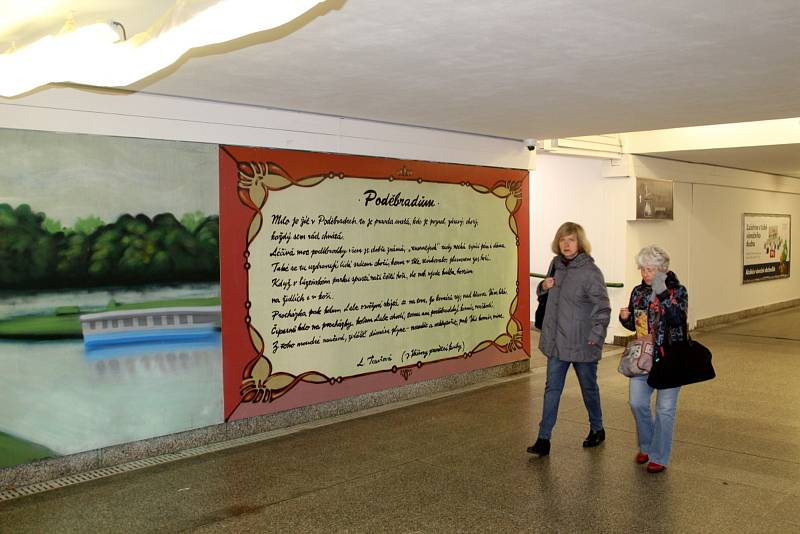 Podchod u nádraží, který spojuje centrum města od lázeňského parku se čtvrtí Žižkov, má nově vymalované stěny.