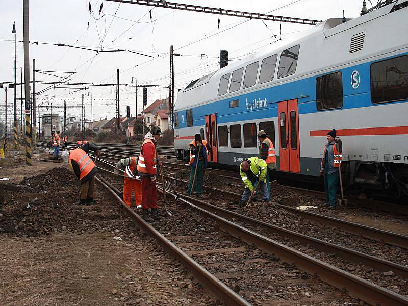 Vykolejená souprava City Elefant v Nymburce