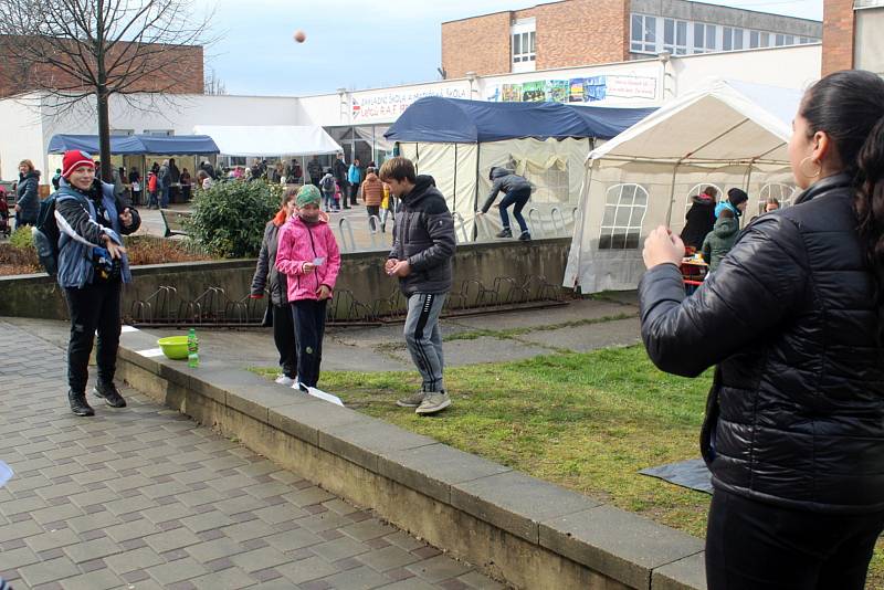 I letos sídlištní velikonoční jarmark před Základní školou Letců R.A.F. přilákal zájemce nejen ze sídliště.