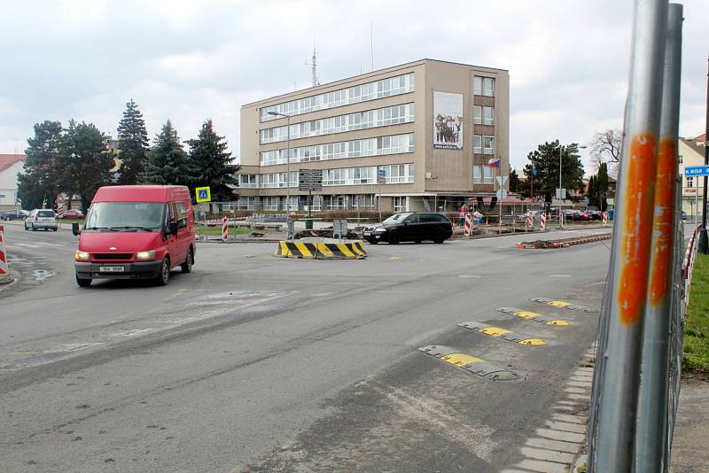 Kruhový objezd na křížení Boleslavské třídy a Zbožské ulice v Nymburce před přestavbou.