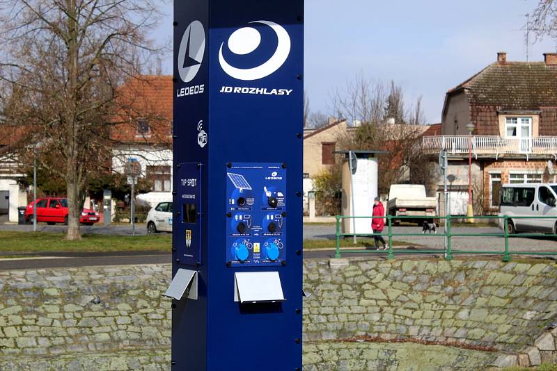 Nová dobíjecí stanice pro elektrokola poblíž budovaného bistra U Lupiče v Poděbradech.