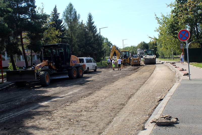 Ve čtvrtek dopoledne byla silnice vyfrézovaná a další úpravy prováděla těžká technika s pomocí řady dělníků.