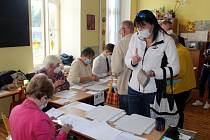 Zájem o volby byl viditelný hned po otevření volebních místností také na Základní škole Tyršova, kde sídlí hned několik volebních okrsků.