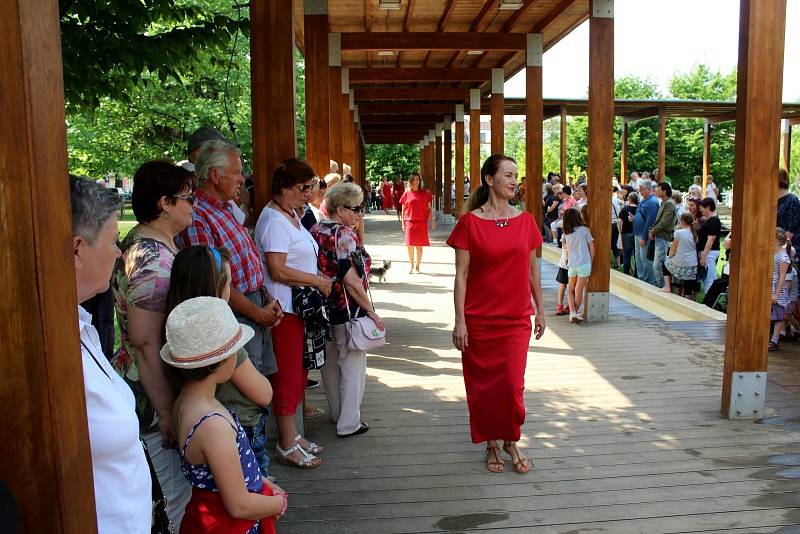 O víkendu v Poděbradech zahájili 110. lázeňskou sezónu snídaní v trávě, koncerty, výstavou a dalšími akcemi.