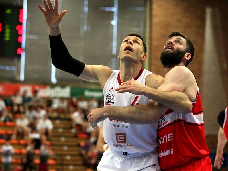 Z basketbalového utkání Kooperativa NBL o bronz Nymburk - Pardubice (93:75)