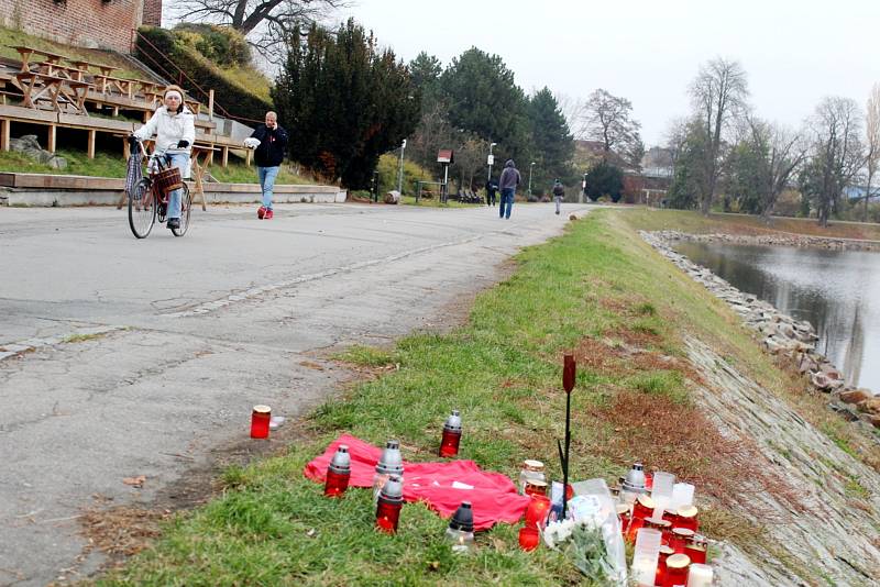 Zhruba tři desítky planoucích svíček, tričko a další vzpomínkové předměty. Tak vypadá pietní místo na labském břehu před Starou rybárnou.