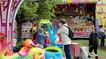 Lunapark nabízí atrakce za nádražím v Poděbradech.