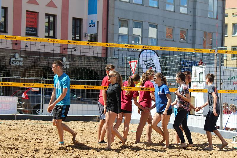 Na nymburské náměstí Přemyslovců se po řadě let vrátila sportovní atrakce v podobě beach volejbalu.