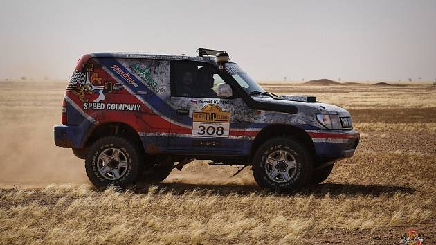 Z královské etapy závodu Intercontinental Rally v Mauretánii za účasti nymburské posádky ve voze značky Toyota (startovní číslo 308).