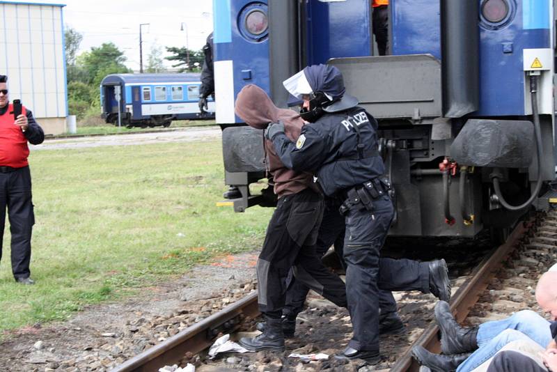 Mezinárodní policejní cvičení Railex 2017 se konalo uplynulé dva dny v nymburském železničním depu.