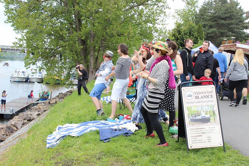 Umělci pod vedením Hanky Strejčkové a Venduly Burger hráli pohádky, pořádali veselou tančírnu rošťárnu pro děti či stavěli obří Archu z krabic.