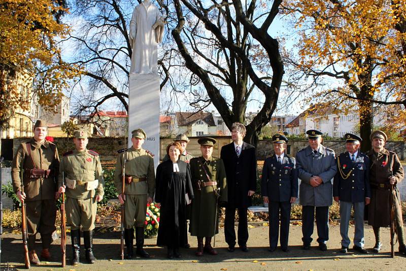 Slavnostní shromáždění s položením věnce se konalo v sobotu symbolicky od 11. 11 hodin v Parku hrdinů v Nymburce.