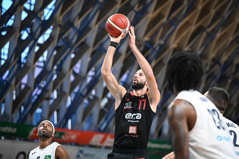 Z basketbalového utkání Kooperativa NBL Ostrava - Nymburk (75:101)