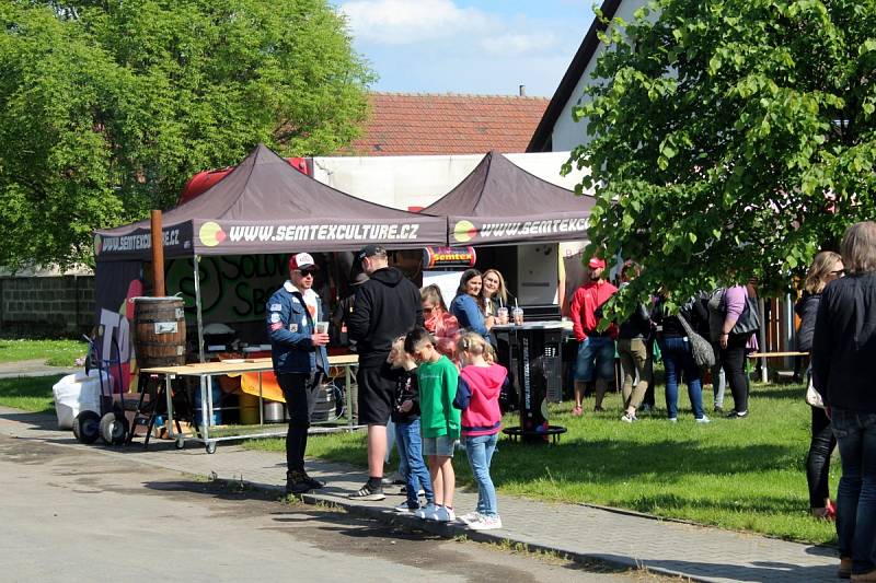 Festival s hudbou i stánky s pivem se konal na návsi v Kněžičkách.