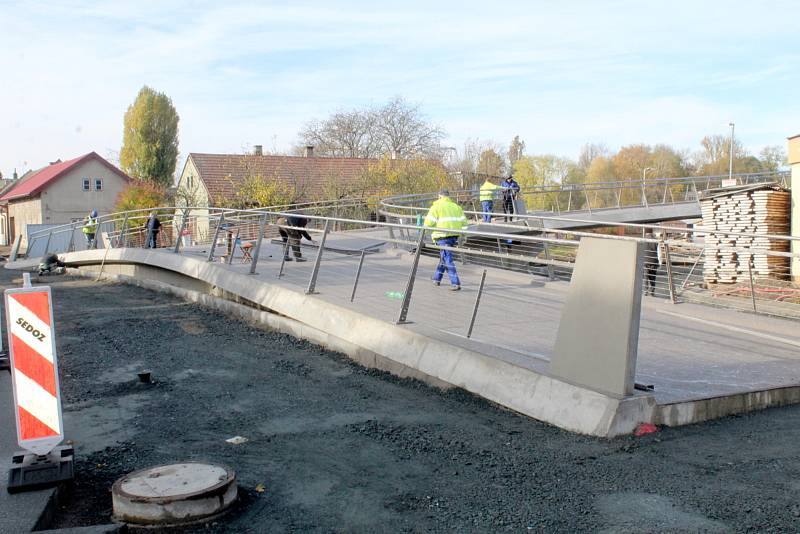 Zakončení lávky na zálabské straně je v obou směrech bezbariérové.