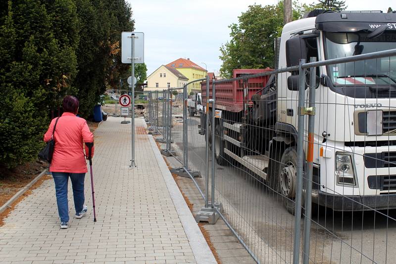 Práce na stavbě druhého kruhového objezdu už 10 dnů stojí.