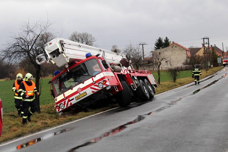 Na silnici mezi Krchleby a Loučení se s hasičským jeřábem utrhla krajnice.