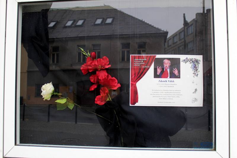 Na Hálkově divadle zavlála černá vlajka a ve vitríně visí originální parte.