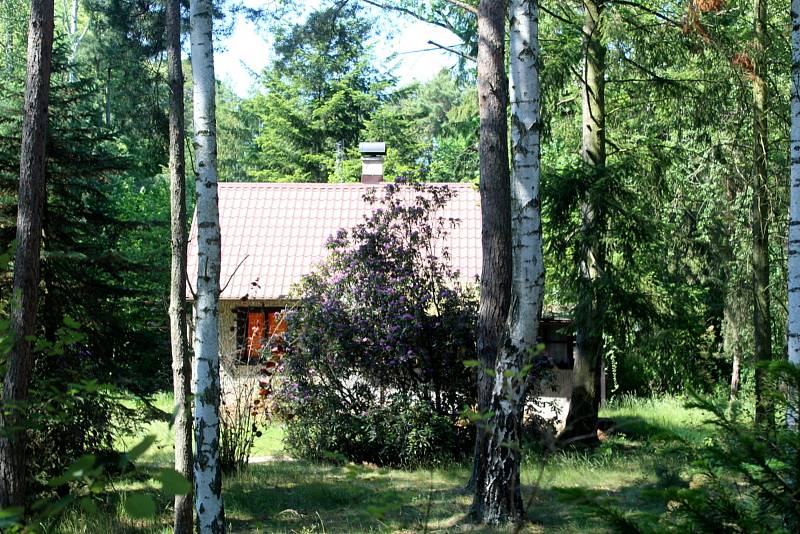 Domy a chaty v současném Kersku vzbuzují stále stejnou poetiku jako za Hrabalových časů.