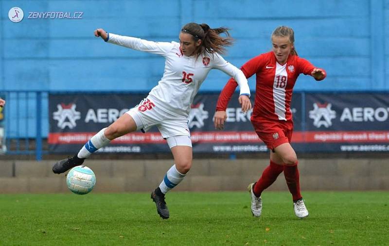 Anička Šubrtová válí fotbal líp než kluci