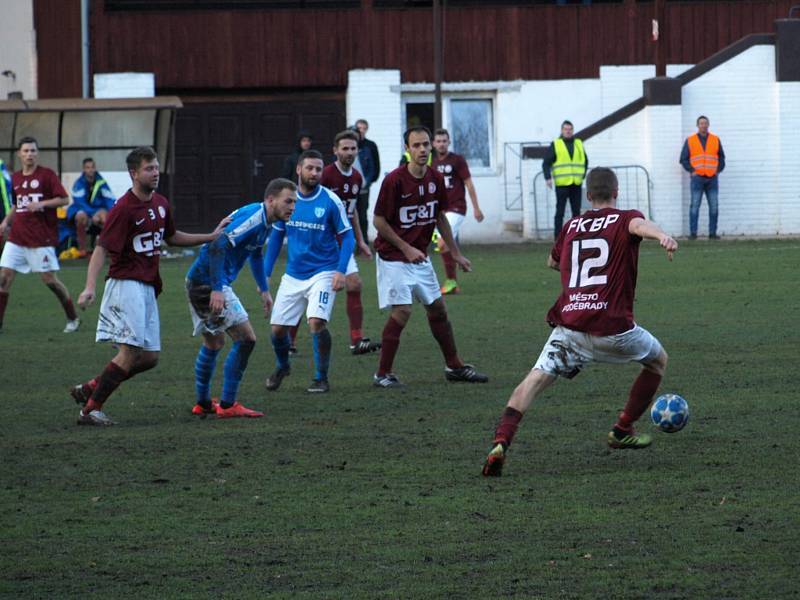 Fotbalisté Bohemie Poděbrady (v rudém) vyhráli doma okresní derby nad Vykání 2:1.