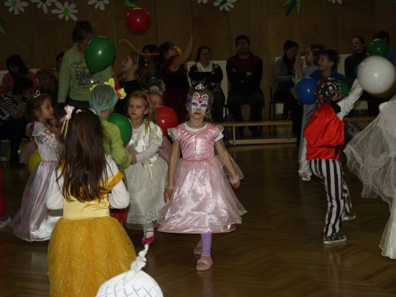 Jarní balónkový karneval v Domě dětí a mládeže Symfonie naučil děti nové tance.