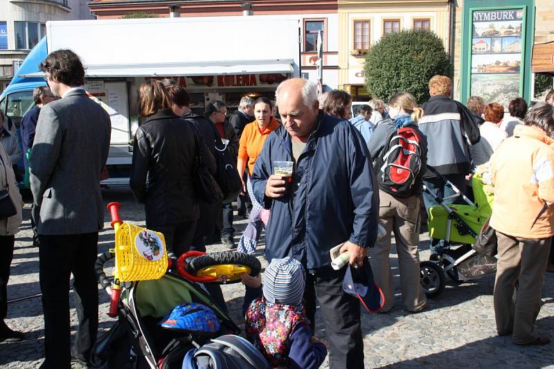 V Nymburce byla na Náměstí Přemyslovců slavnostně odhalena socha sedícího Bohumila Hrabala.