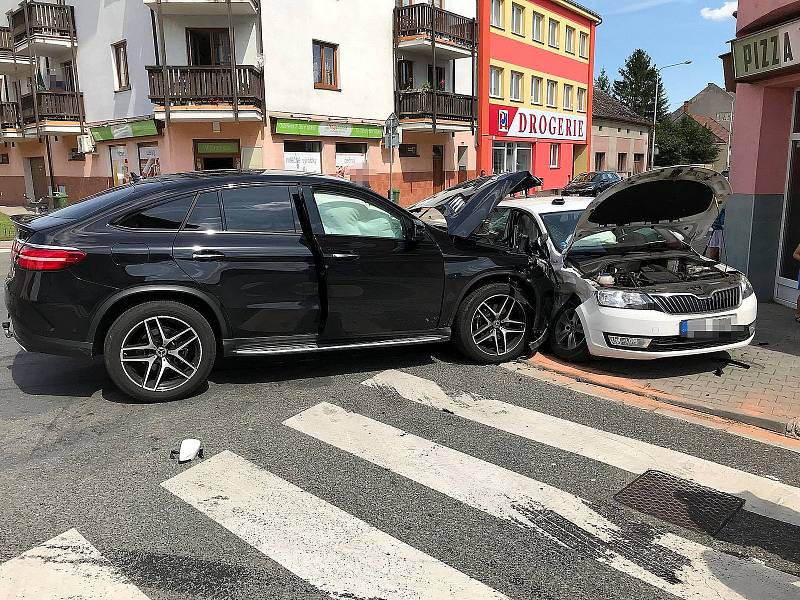Nehoda před pizzerií v Městci Králové.