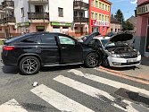 Nehoda před pizzerií v Městci Králové.