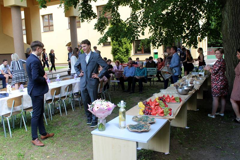 Z křestu knihy o příbězích sousedů, kterou sepsali rožďalovičtí školáci.