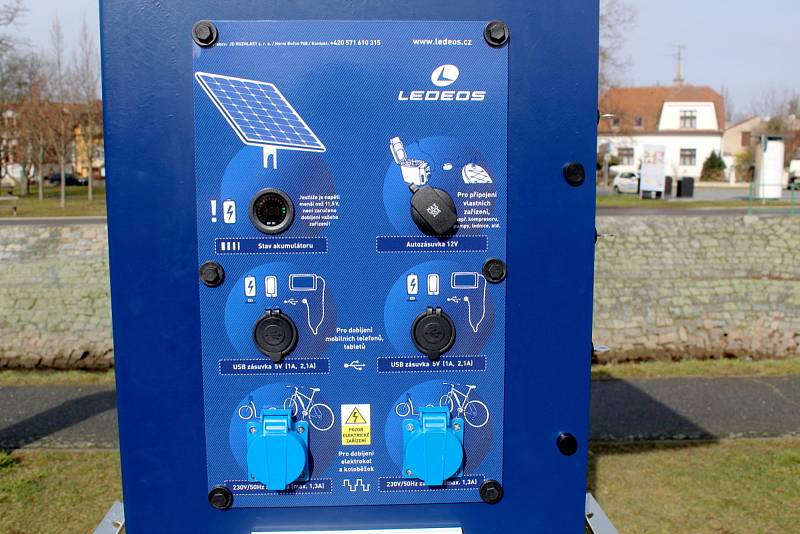 Nová dobíjecí stanice pro elektrokola poblíž budovaného bistra U Lupiče v Poděbradech.