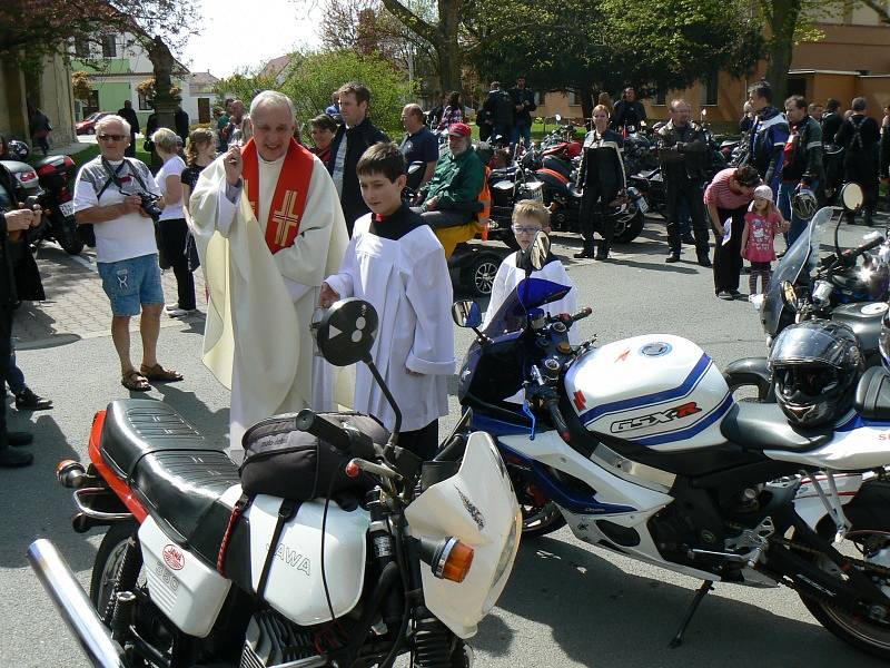 Sraz motorkářů v Městci, motomše, požehnání strojům a odjezd na spanilou jízdu