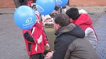 Lidé v Nymburce se připojili k vytváření rekordu v počtu vypuštěných balónků s přáníčky Ježíškovi.