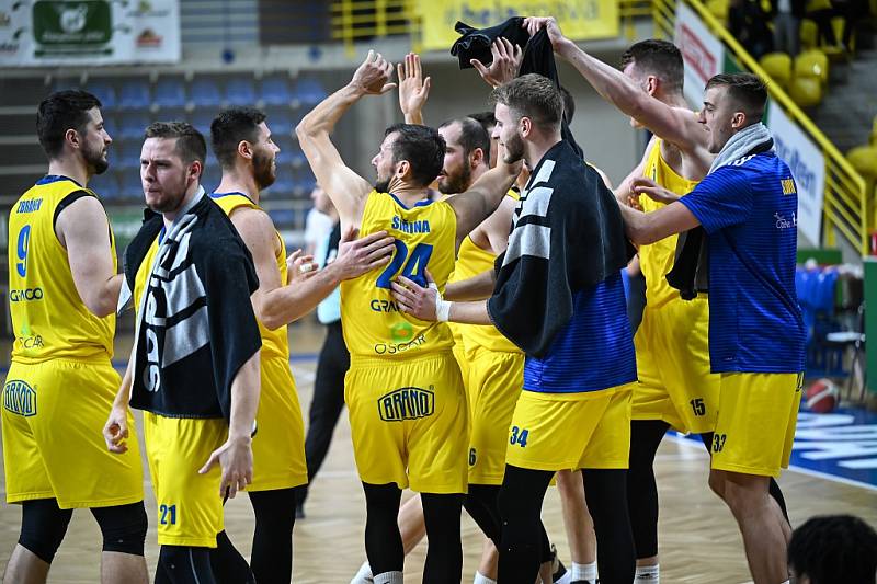 Z basketbalového utkání Kooperativa NBL Opava - Nymburk (100:98)